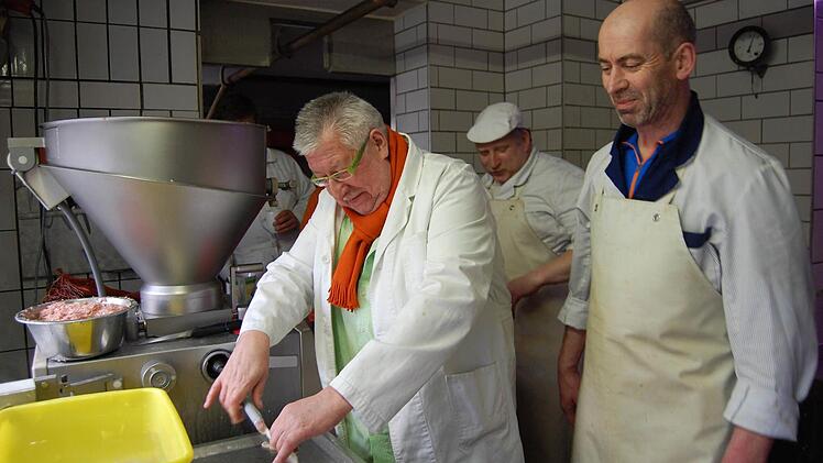 Metzgermeister Willy Sommer (rechts) schaut schmunzelnd zu, wie Gerald Heintze seine Idee von der Gurken-Bratwurst Wirklichkeit werden lässt. Foto: Oliver Schmidt
