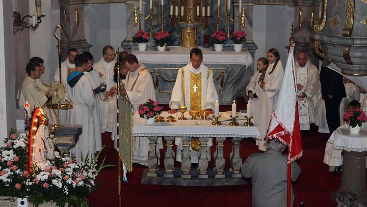 Die Eucharistiefeier musste wegen des einsetzenden Regens in der Kirche stattfinden.  Foto: Michael Wunder