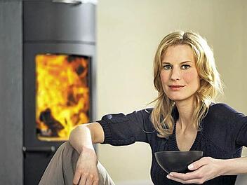 Ein wärmendes Feuer ist nicht nur gemütlich, durch Holzöfen lassen sich auch Kosten sparen. Foto: HLC/Austroflamm