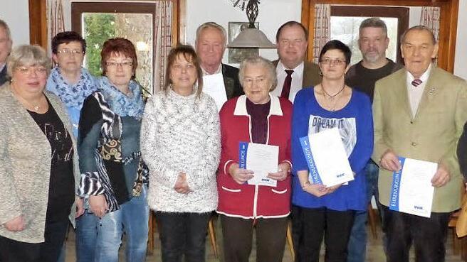 Unser Bild zeigt die geehrten Mitglieder des VdK-Ortsverbandes Grafengehaig zusammen mit dem Vorstand und den Ehrengästen. Foto: Klaus-Peter Wulf