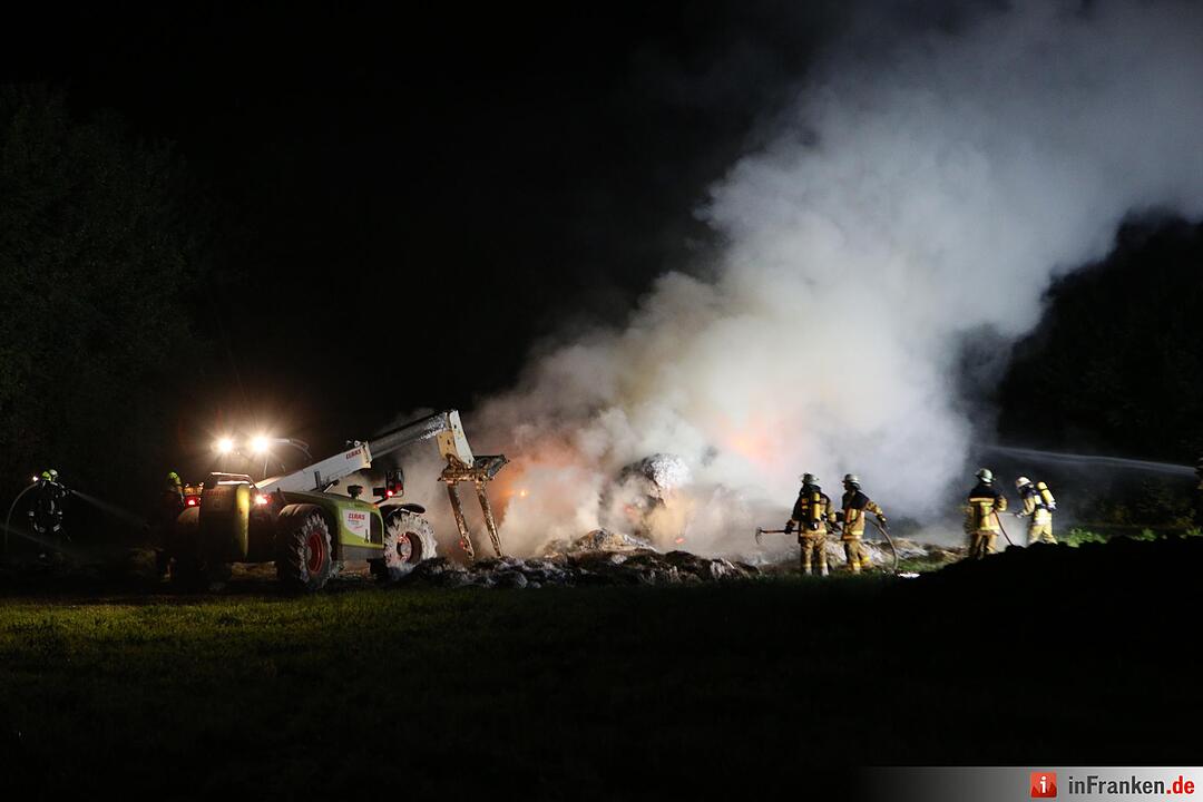 150 Strohballen gehen lichterloh in Flammen auf - Brandstiftung wahrscheinlich