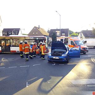 Rote Ampel übersehen: Bus kollidiert mit Auto in Nürnberg