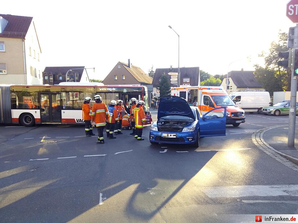 Rote Ampel übersehen: Bus kollidiert mit Auto in Nürnberg