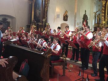 Der Musikverein Haunequelle Dietershausen präsentierte sich beim Kreuzbergkonzert.  Foto: Regina Rinke