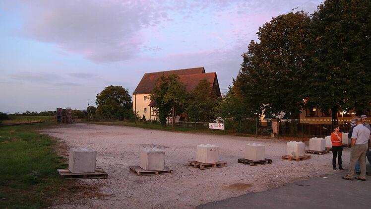 Der Bahnhofsplatz bleibt unberührt. Foto: Franz Galster