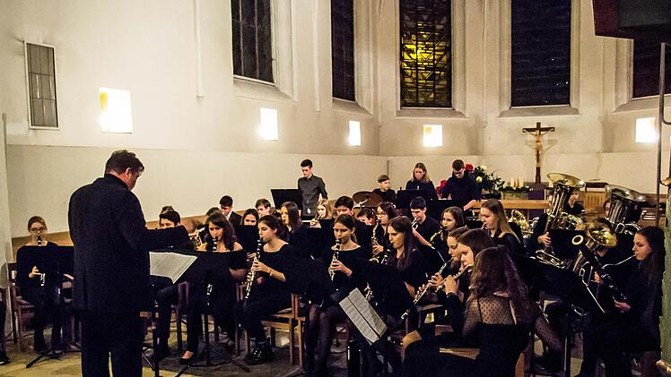 Großen Zuspruch fand das Adventskonzert des Gymnasiums Albertinum in der Coburger Heilig-Kreuz-Kirche. Gestaltet wurde es von zahlreichen Solisten und Ensembles sowie dem Oberstufen- und Mädchenchor.Foto: Jochen Berger