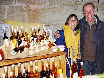 Bei den Anbietern kamen die Plätze im Gewölbekeller des Kirchaicher Ägidiushauses bestens an; hier Ruth Beck und Klaus Eckenreiter, die zu den "alten Hasen" der Teilnehmer zählen.  Foto: Sabine Weinbeer