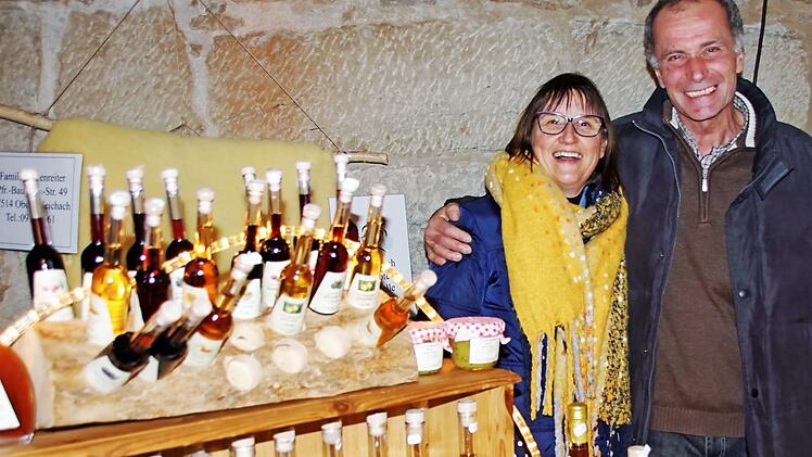 Bei den Anbietern kamen die Plätze im Gewölbekeller des Kirchaicher Ägidiushauses bestens an; hier Ruth Beck und Klaus Eckenreiter, die zu den "alten Hasen" der Teilnehmer zählen.  Foto: Sabine Weinbeer