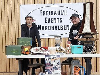 Kai Deckelmann (links) und Thomas Köstner sind die Veranstalter des Hallenflohmarktes. Foto: Maria Löffler