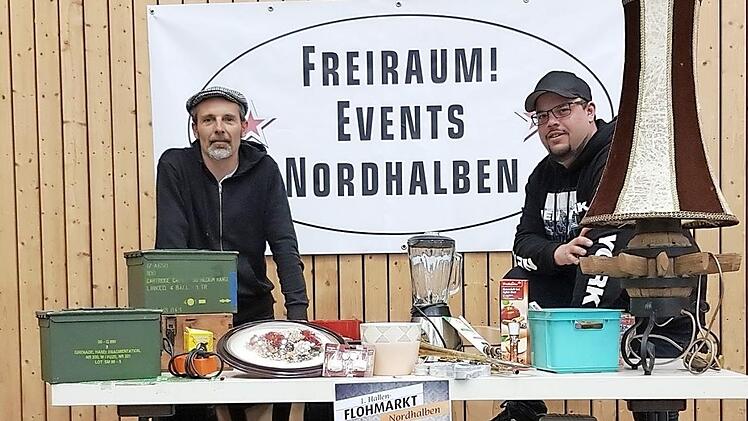 Kai Deckelmann (links) und Thomas Köstner sind die Veranstalter des Hallenflohmarktes. Foto: Maria Löffler
