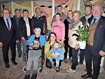 Das diamantene Jubelpaar im Kreise der Gratulanten Foto: Werner Reißaus