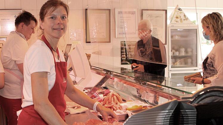Für Metzgermeisterin und Betriebswirtin Marion Hümmer, die auch noch Ernährungsberaterin und hier Verkäuferin ist, steht die Qualität ihrer Produkte vorne an. Fotos: Günther Geiling