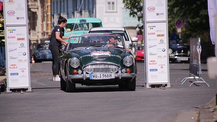 Schöne Oldtimer gab es beim Start der Franken Classic in der Kurhausstraße zu sehen. Foto: Benedikt Borst