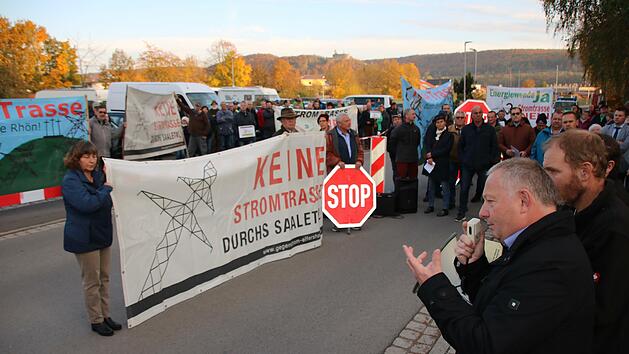 Bei einer Demo von Trassengegnern fand der Bad Kissinger Landrat Thomas Bold (vorne) deutliche Worte, aber auch der Widerspruch ist deutlich.