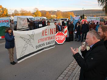 Bei einer Demo von Trassengegnern fand der Bad Kissinger Landrat Thomas Bold (vorne) deutliche Worte, aber auch der Widerspruch ist deutlich.