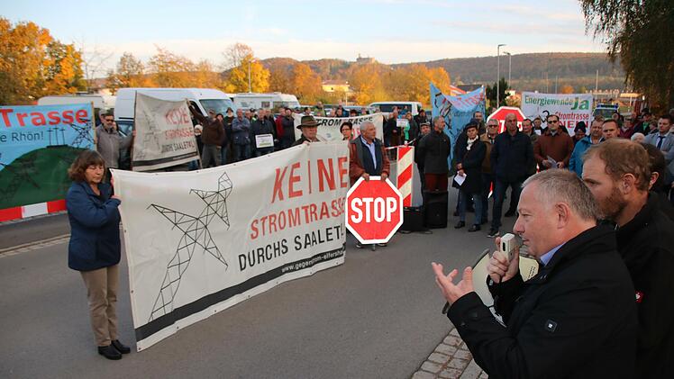Bei einer Demo von Trassengegnern fand der Bad Kissinger Landrat Thomas Bold (vorne) deutliche Worte, aber auch der Widerspruch ist deutlich.