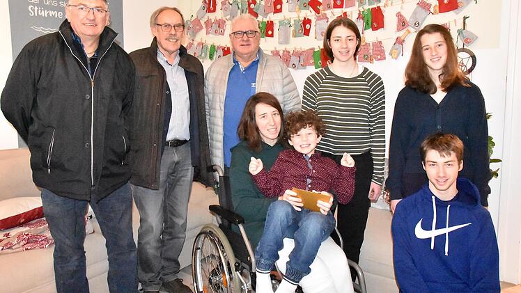 Ralf Löffler, Alfred Brückner und Wolfgang Wunder aus dem Vorstand des Stammtischs "Die Vögel" machten Sandra Kienzle und deren Kindern Yannik, Yanina, Yoanna und Mats ein besonderes Weihnachtsgeschenk.