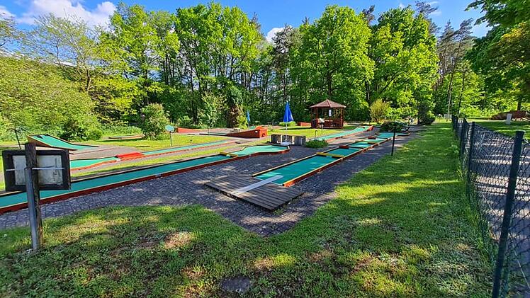 Strullendorf: Unbekannte zerstören Minigolfbahn - Betreiber suchen Zeugen