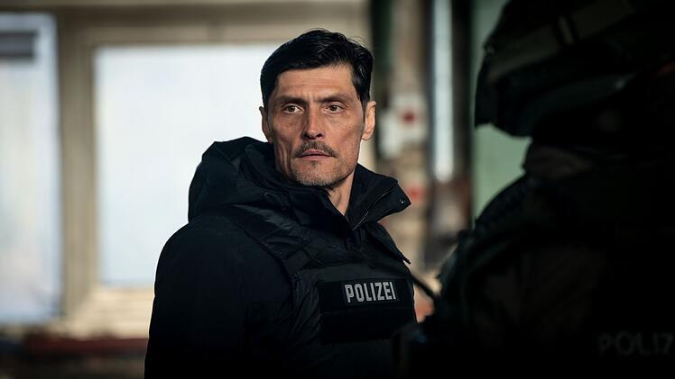 Nedjo Kristic (Stipe Erceg) macht sich Sorgen um seine Mitarbeiterin.