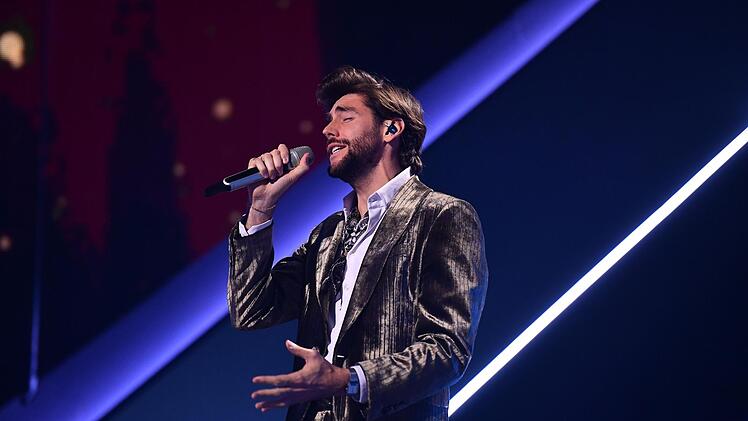 Auch &Aacute;lvaro Soler darf mit den KI-Doubles singen.