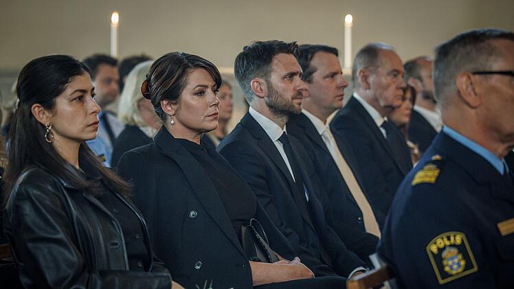In Trauer vereint (von links): die Ermittler Ayda (Elmira Arikan), Alex (Jennie Silfverhjelm), Josef (Martin Wallstr&ouml;m), Oskar (M&aring;ns Nathanaelson) und Martin Beck (Peter Haber).