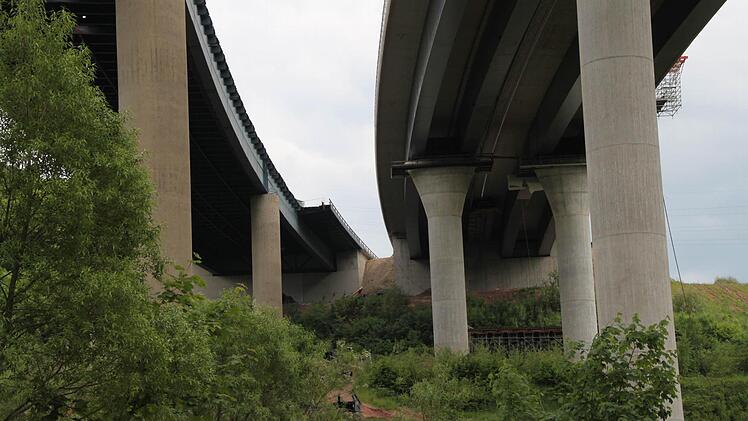Die so genannten Kragarme rechts und links wurden schon fast vollständig abgenommen. Nur da hinten fehlt noch ein Stück.