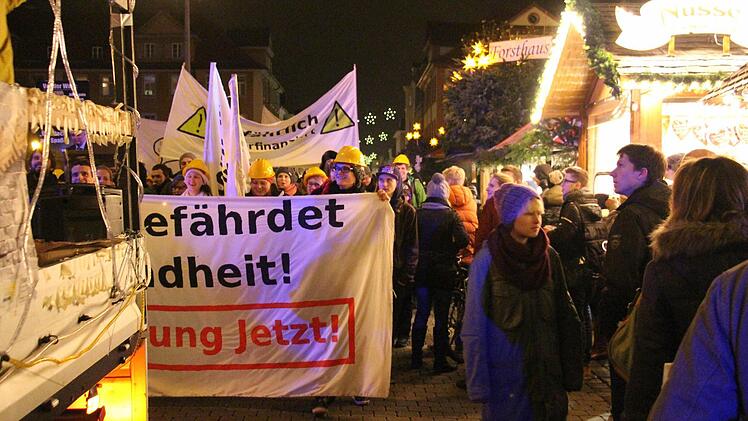 Studentendemonstration gegen die Baumängel an der Philosophischen Fakultät der Universität in Erlangen. Foto: Christian Bauriedel