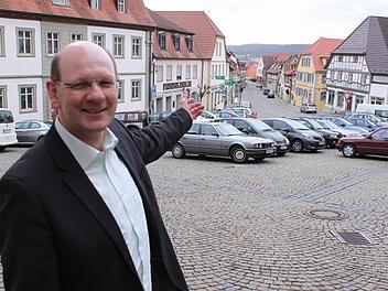 Da geht's lang: Bürgermeister Thomas Stadelmann bestimmt auch in den kommenden sechs Jahren den Kurs der Stadt Zeil. Das will er aber nicht allein tun. Dazu braucht er die Mithilfe des Stadtrates, der Verwaltung und aller Bürger in Zeil und den Stadtteilen.  Foto: Klaus Schmitt