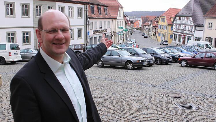 Da geht's lang: Bürgermeister Thomas Stadelmann bestimmt auch in den kommenden sechs Jahren den Kurs der Stadt Zeil. Das will er aber nicht allein tun. Dazu braucht er die Mithilfe des Stadtrates, der Verwaltung und aller Bürger in Zeil und den Stadtteilen.  Foto: Klaus Schmitt