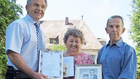 Bürgermeister Ludwig Nagel (links) gratulierte Emmi und Johann Werthmann seitens der Gemeinde. Foto: Heike Rennersmann