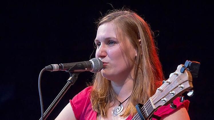 Die niederbayerische Liedermacherin Katrin Rabhansl eröffnete den Abend.