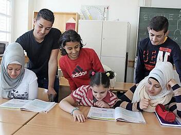 Sie lernen mit Begeisterung die deutsche Sprache. Im Bild von links: Rooa Alissa, Sagila Alissa, Rafah Alissa, Abdallah Alsadi, Mohammed Alsadi, Reber Jaafer. Foto: Veronika Schadeck