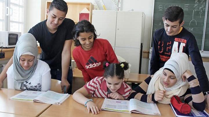 Sie lernen mit Begeisterung die deutsche Sprache. Im Bild von links: Rooa Alissa, Sagila Alissa, Rafah Alissa, Abdallah Alsadi, Mohammed Alsadi, Reber Jaafer. Foto: Veronika Schadeck