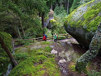 Wandern ist eine typische Wochenend-Aktion. Guter Tipp: In Europas größtem Felsenlabyrinth Luisenburg bei Wunsiedel (Oberfranken) streift man durch 300 Millionen Jahre alte Granitsteinformationen. Foto: Archiv