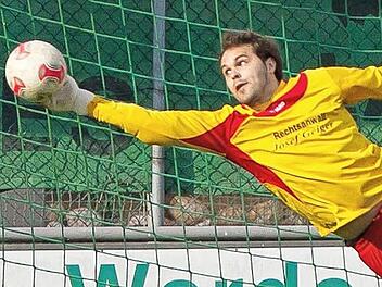 Torwart Tobias Mayer könnte beim Kreisligisten VfR Johannisthal in den nächsten Wochen das Training leiten. Nach der Trennung von Trainer Stefan Bergmann ist der ehemalige Landesliga-Keeper des SV Friesen der Wunschkandidat der Spieler für das Amt des Interimstrainers. Foto: Archiv
