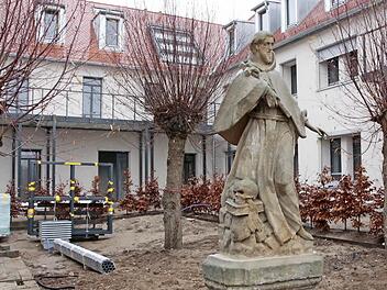 Die Statue des Heiligen Franziskus ist zurück. Nach der Restaurierung steht sie fast am gleichen Platz wie einst.  Fotos: Josef Hofbauer