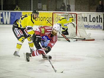 Stark an der Scheibe, aber ohne Fortune im Abschluss: Kissingens Alexandr Andrusovich (vorne) gelang gegen Schongaus Goalie Niklas Marschall (im Hintergrund) kein Treffer. Foto: Tobias Fuhrmann