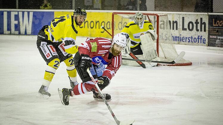 Stark an der Scheibe, aber ohne Fortune im Abschluss: Kissingens Alexandr Andrusovich (vorne) gelang gegen Schongaus Goalie Niklas Marschall (im Hintergrund) kein Treffer. Foto: Tobias Fuhrmann