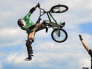 1996 wurde der Coburger Markus Grempel - hier bei einem spektakulären Sprung, im Hintergrund die Veste Coburg - BMX-Weltmeister. Exakt 20 Jahre später sorgte er in Köln für Furore, als er ohne Vorbereitung in der Kategorie "Spine Ramp" auf den 4. Platz sprang. Foto: privat