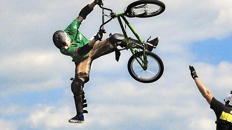 1996 wurde der Coburger Markus Grempel - hier bei einem spektakulären Sprung, im Hintergrund die Veste Coburg - BMX-Weltmeister. Exakt 20 Jahre später sorgte er in Köln für Furore, als er ohne Vorbereitung in der Kategorie "Spine Ramp" auf den 4. Platz sprang. Foto: privat