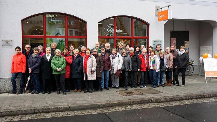 Das komplette Team des Weltladens auf einem Bild. Foto: Alfred Ruppert