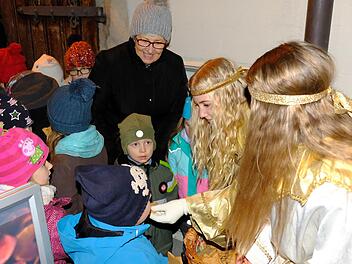 Die Kinder standen Schlange nach den Süßigkeiten, die das Christkind Jennifer Liebling und die Engeln Annika Weigand und Lea Lutz verteilten. Gerd Schaar