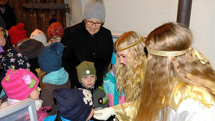 Die Kinder standen Schlange nach den Süßigkeiten, die das Christkind Jennifer Liebling und die Engeln Annika Weigand und Lea Lutz verteilten. Gerd Schaar