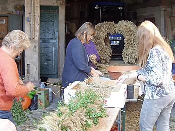 Die Mitglieder beim Kronebinden