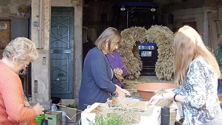 Die Mitglieder beim Kronebinden