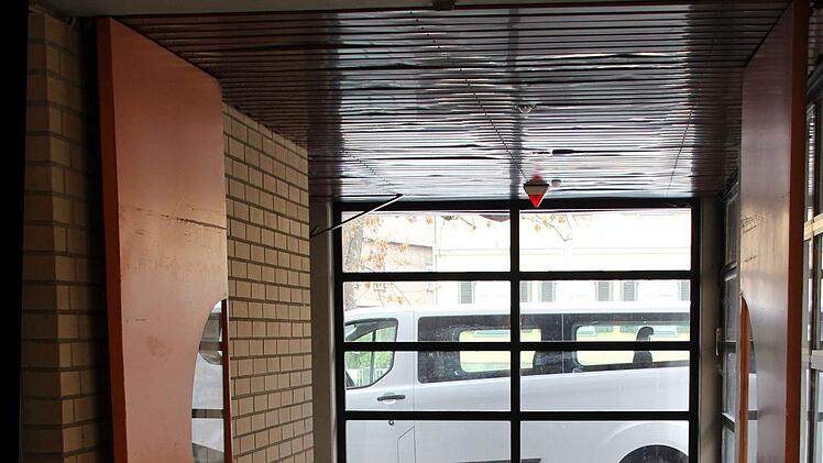 Ein letzter Rundgang durch die alte Dreifachsporthalle: Im Inneren ist der Abriss schon im Gange.Foto: Ulrike Nauer