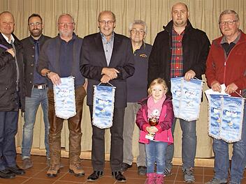 Auszeichnung bei den Z&uuml;chtern (von links): Pfarrer Matthias Hain, B&uuml;rgermeister Markus M&ouml;nch, Klaus Angerm&uuml;ller, Vorsitzender Norbert Wittmann, Vorsitzender der Sch&uuml;tzengesellschaft Neuensorg Manfred Dre&szlig;el, Anna Karl, Andr&eacute; Karl, Wolfgang Eyrich  Foto: Alexandra Kemnitzer