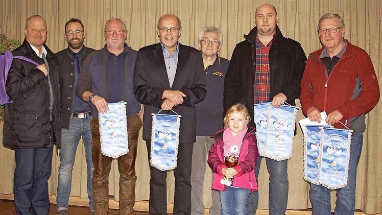 Auszeichnung bei den Z&uuml;chtern (von links): Pfarrer Matthias Hain, B&uuml;rgermeister Markus M&ouml;nch, Klaus Angerm&uuml;ller, Vorsitzender Norbert Wittmann, Vorsitzender der Sch&uuml;tzengesellschaft Neuensorg Manfred Dre&szlig;el, Anna Karl, Andr&eacute; Karl, Wolfgang Eyrich  Foto: Alexandra Kemnitzer