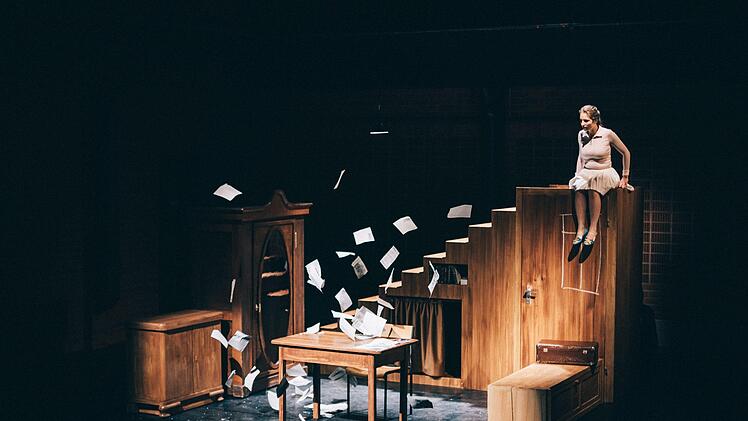 Francesca Paratore gestaltet die Titelrolle der Mono-Oper "Das Tagebuch der Anne Frank" in der Coburger Reithalle.Foto: Sebastian Buff