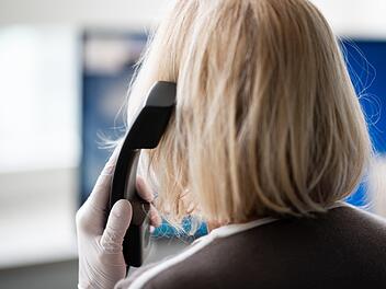 Die Angst vor dem  Coronavirus macht sich auch bei der Telefonseelsorge bemerkbar. Foto:  Daniel Reinhardt/dpa